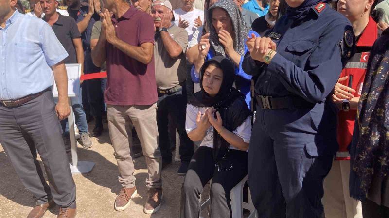 ATEŞ'İN EŞİ (OTURAN) VE YAKINLARI GÖZ YAŞLARINA BOĞULDU.