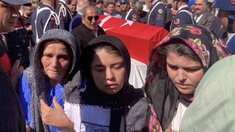ATEŞ'İN EŞİ (ORTADA) VE YAKINLARI GÖZ YAŞLARINA BOĞULDU.