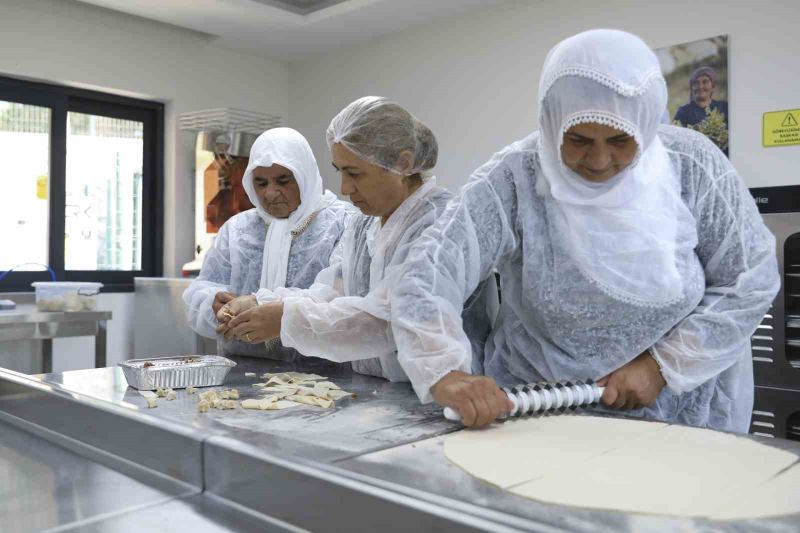 MERSİN’DE ESKİ KÖY OKULUNDAN ÜRETİM ATÖLYESİNE DÖNÜŞTÜRÜLEN MERKEZDE KADINLAR, YÖRESEL TARIM ÜRÜNLERİNİ İŞLEYEREK KATMA DEĞERLİ ÜRÜNLERE DÖNÜŞTÜRÜYOR.