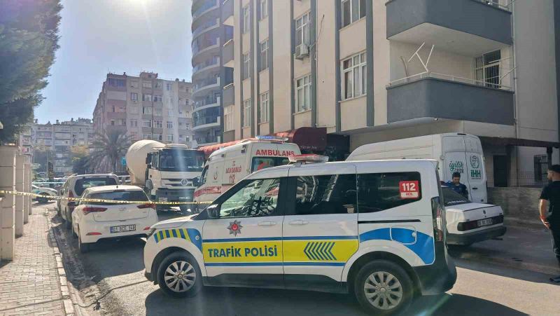 ADANA’DA MANEVRA YAPAN BETON MİKSERİNİN ALTINDA KALAN KİMLİĞİ HENÜZ BELİRLENEMEYEN KİŞİ, OLAY YERİNDE HAYATINI KAYBETTİ. KAZANIN ARDINDAN BETON MİKSERİNİN SÜRÜCÜSÜ GÖZALTINA ALINDI.