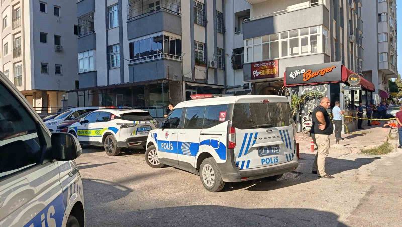 ADANA’DA MANEVRA YAPAN BETON MİKSERİNİN ALTINDA KALAN KİMLİĞİ HENÜZ BELİRLENEMEYEN KİŞİ, OLAY YERİNDE HAYATINI KAYBETTİ. KAZANIN ARDINDAN BETON MİKSERİNİN SÜRÜCÜSÜ GÖZALTINA ALINDI.