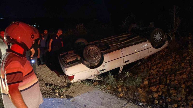 MERSİN’İN ERDEMLİ İLÇESİNDE KONTROLDEN ÇIKAN OTOMOBİL SAVRULARAK TERS DÖNDÜ, SÜRÜCÜ KAZAYI HAFİF ATLATTI.