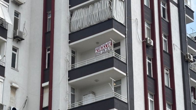 OKULLARIN AÇILMASINA SAYILI GÜNLER KALA ÖZELLİKLE ÖĞRENCİLER VE AİLELER KİRALIK EV ARAYIŞINA GİRDİ. KAHRAMANMARAŞ MERKEZLİ DEPREMLERİN ETKİLEDİĞİ 11 İLDE İSE YETKİLİLER, HERHANGİ BİR KİRALIK EV SORUNU OLMADIĞINI BELİRTTİ.