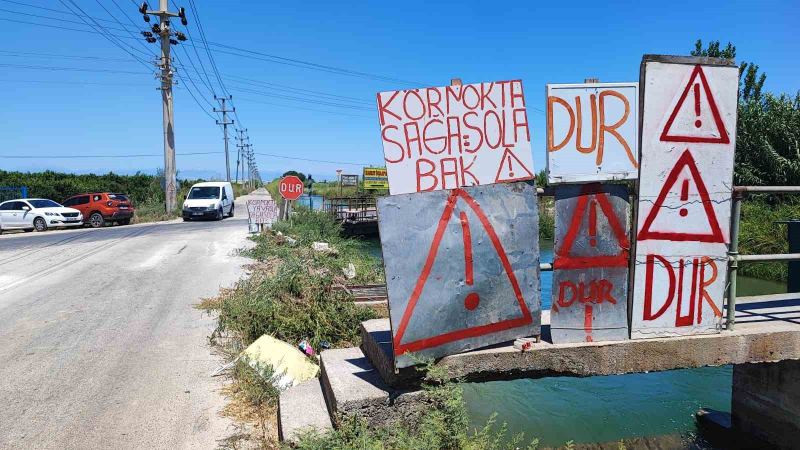 ADANA’DA SÜREKLİ KAZALARIN YAŞANDIĞI YOLDA VATANDAŞ KENDİ İMKANLARIYLA YAPTIĞI YÖN VE UYARI TABELALARIYLA SÜRÜCÜLERİ UYARMAYA BAŞLADI.