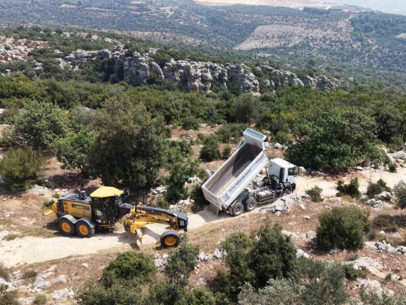 TARSUS BELEDİYESİ, KIRSAL MAHALLELERDE VATANDAŞLARIN ULAŞIMINI KOLAYLAŞTIRMAK AMACIYLA YOL BAKIM, REGLAJ VE TESVİYE ÇALIŞMALARINI SÜRDÜRÜYOR.