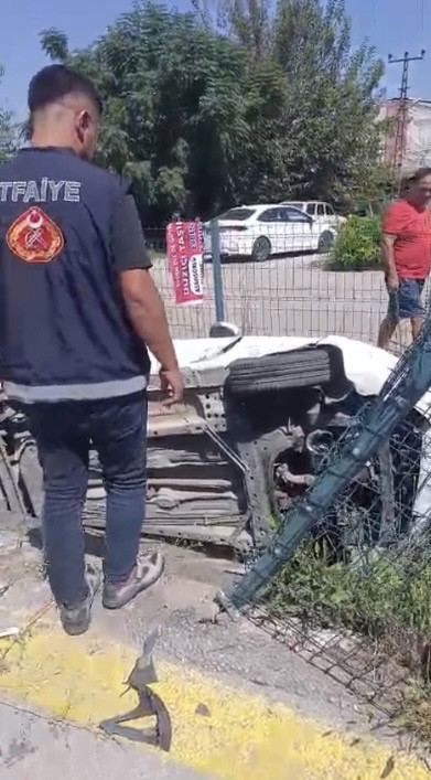 OSMANİYE’NİN DÜZİÇİ İLÇESİNDE İKİ OTOMOBİLİN ÇARPIŞMASI SONUCU ARAÇLARDAN BİRİ YOL KENARINDAKİ KANALA DÜŞTÜ. KAZADA 1 KİŞİ YARALANDI.