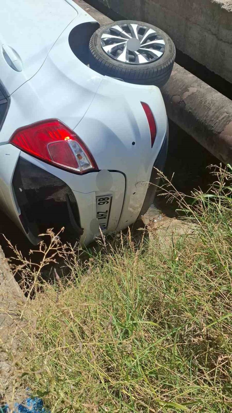 OSMANİYE’DE ÇARPIŞAN OTOMOBİLLERDEN BİRİ KANALA DÜŞTÜ