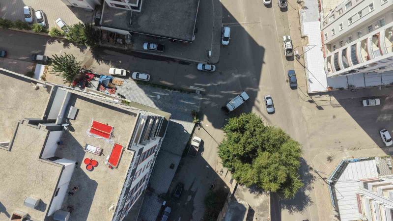 ADANA’NIN KOZAN İLÇESİNDE SALÇA SEZONUNUN BAŞLAMASIYLA BİRLİKTE APARTMANLARIN DAMLARI KIRMIZIYA BÜRÜNDÜ.