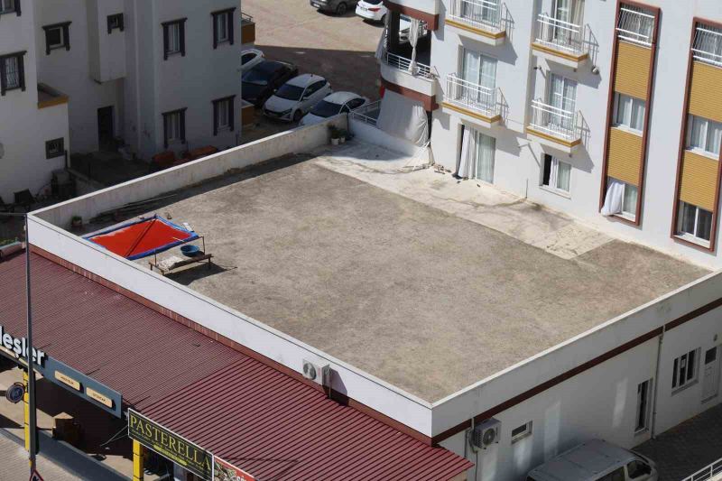 ADANA’NIN KOZAN İLÇESİNDE SALÇA SEZONUNUN BAŞLAMASIYLA BİRLİKTE APARTMANLARIN DAMLARI KIRMIZIYA BÜRÜNDÜ.