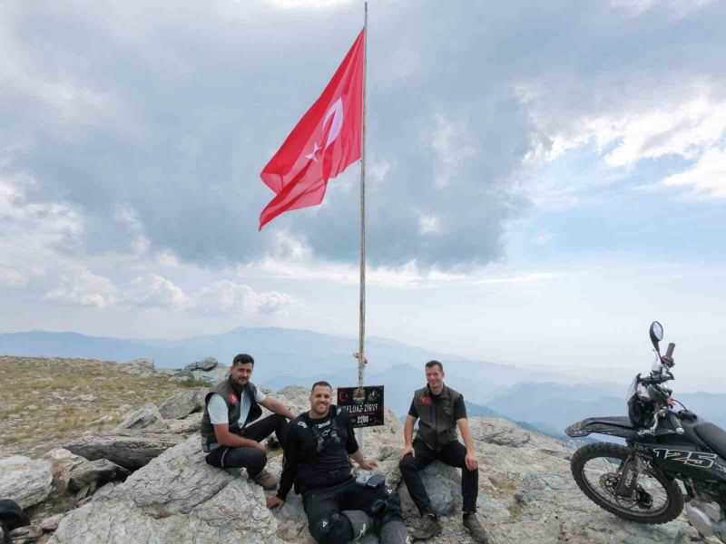 OSMANİYE'DE MOTOSİKLET TUTKUNLARI, HER YIL OLDUĞU GİBİ BU YIL DA AMANOS DAĞLARI'NDAKİ ZORKUN YAYLASI'NIN 2 BİN 200 RAKIMLI KELDAZ MEVKİSİNE ENDURO MOTOSİKLETLERİYLE TIRMANARAK ZİRVEDEKİ TÜRK BAYRAĞINI YENİSİYLE DEĞİŞTİRDİ.