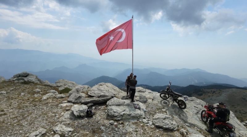 OSMANİYE'DE MOTOSİKLET TUTKUNLARI, HER YIL OLDUĞU GİBİ BU YIL DA AMANOS DAĞLARI'NDAKİ ZORKUN YAYLASI'NIN 2 BİN 200 RAKIMLI KELDAZ MEVKİSİNE ENDURO MOTOSİKLETLERİYLE TIRMANARAK ZİRVEDEKİ TÜRK BAYRAĞINI YENİSİYLE DEĞİŞTİRDİ.