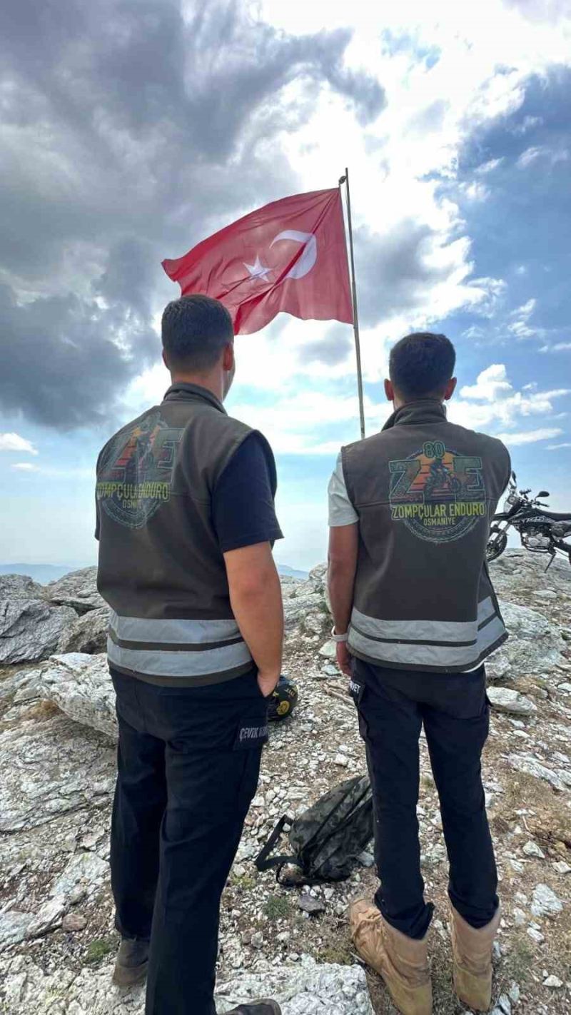 OSMANİYE'DE MOTOSİKLET TUTKUNLARI, HER YIL OLDUĞU GİBİ BU YIL DA AMANOS DAĞLARI'NDAKİ ZORKUN YAYLASI'NIN 2 BİN 200 RAKIMLI KELDAZ MEVKİSİNE ENDURO MOTOSİKLETLERİYLE TIRMANARAK ZİRVEDEKİ TÜRK BAYRAĞINI YENİSİYLE DEĞİŞTİRDİ.