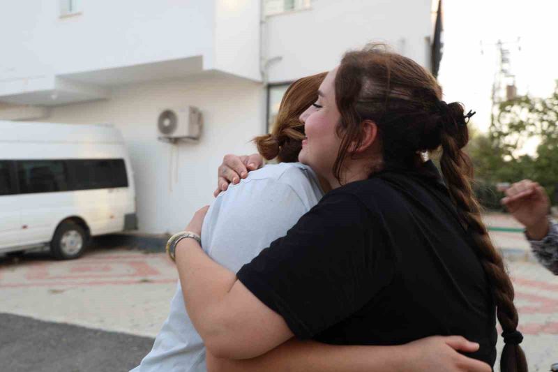 SUDENAZ SÖNMEZ, BERABERİNDEKİ ARKADAŞLARI BURAK CAN KESKİN VE BURAK ARİF KAYA İLE MEMLEKETLERİ ADANA’YA HAVAYOLUYLA BUGÜN DÖNDÜ