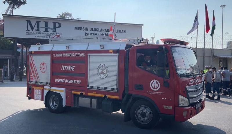 MERSİN LİMANI'NDA KİMYASAL MADDE İÇİNDE BULUNAN BİR KONTEYNERIN DELİNMESİ SONUCU SIZINTI OLDUĞU İDDİA EDİLİRKEN, BÖLGEYE SEVK EDİLEN AMBULANSLARLA ÇOK SAYIDA ÇALIŞAN HASTANEYE KALDIRILDI