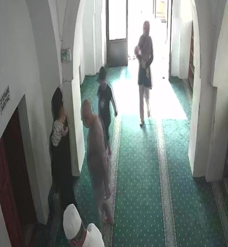 ADANA’DA NAMAZ KILMAK İÇİN CAMİYE GİDEN KADIN, CAMİNİN KADINLAR BÖLÜMÜNE MERDİVENDE ÇIKARKEN YANKESİCİLİK YÖNTEMİ İLE CÜZDANI VE 2 GRAM ALTINI ÇALINDI, O ANLAR ANBEAN GÜVENLİK KAMERASINA YANSIDI.