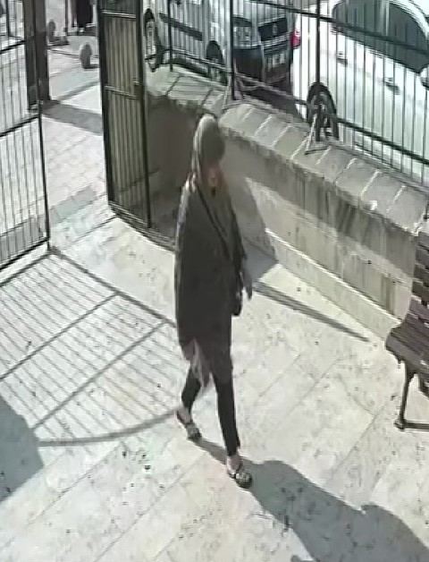 CAMİDE YANKESİCİLİK YÖNTEMİ İLE ALTINI VE CEP TELEFONU ÇALINAN KADIN GÜVENLİK KAMERASINA YANSIDI.