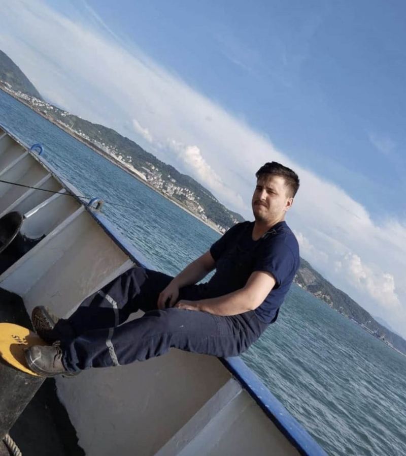 İSTANBUL SİLİVRİ AÇIKLARINDA TANKERLE ÇARPIŞTIKTAN SONRA BATAN KURU YÜK GEMİSİNDE KAYBOLAN MÜRETTEBATTAN 26 YAŞINDAKİ EYYÜP ENES CESUR'UN MERSİN'DEKİ AİLESİ GELECEK İYİ HABERİ BEKLİYOR.