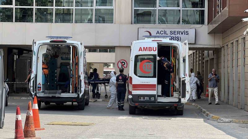 MERSİN ULUSLARARASI LİMANI'NDA İÇİNDE KİMYASAL MADDE BULUNAN BİR KONTEYNERE İŞ MAKİNESİ DEVRİLMESİ SONUCU SIZINTI YAŞANDIĞI, TEDBİR AMAÇLI 35 KİŞİ HASTANEYE SEVK EDİLDİ