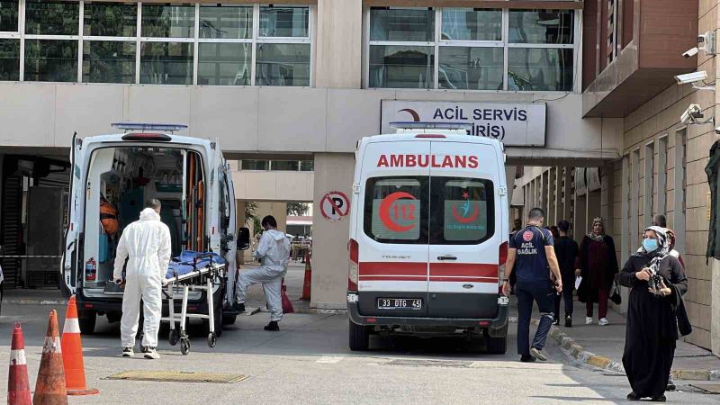MERSİN ULUSLARARASI LİMANI'NDA İÇİNDE KİMYASAL MADDE BULUNAN BİR KONTEYNERE İŞ MAKİNESİ DEVRİLMESİ SONUCU SIZINTI YAŞANDIĞI, TEDBİR AMAÇLI 35 KİŞİ HASTANEYE SEVK EDİLDİ