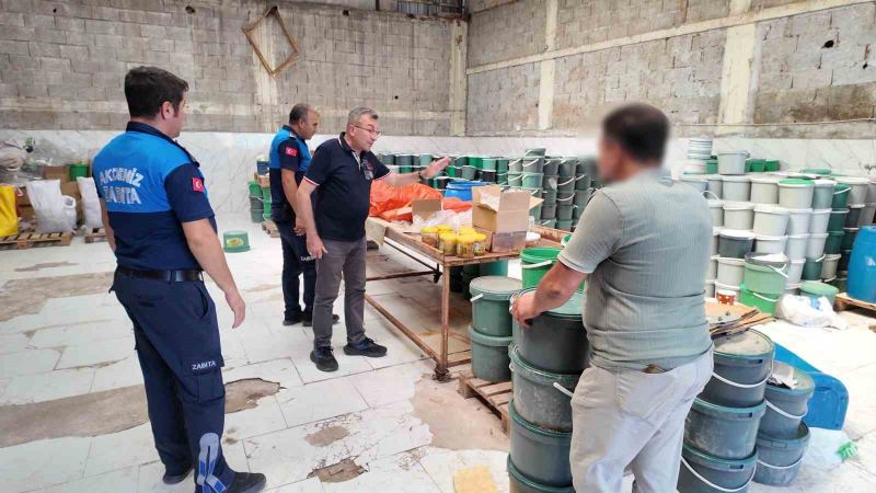 Mersin’de sağlıksız şartlarda üretilen tonlarca turşuya el konuldu