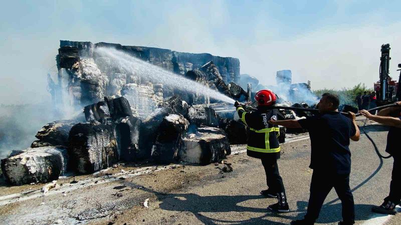 OSMANİYE’NİN KADİRLİ İLÇESİNDE ANIZ YANGININDAN SIÇRAYAN ALEVLER, SEYİR HALİNDEKİ PAMUK YÜKLÜ TIRA SIÇRADI. ARACI YOL KENARINA ÇEKEN SÜRÜCÜ, ÇEKİCİYİ DORSEDEN AYIRARAK ALEVLERİN KUPAYA ULAŞMASINI ENGELLEDİ.