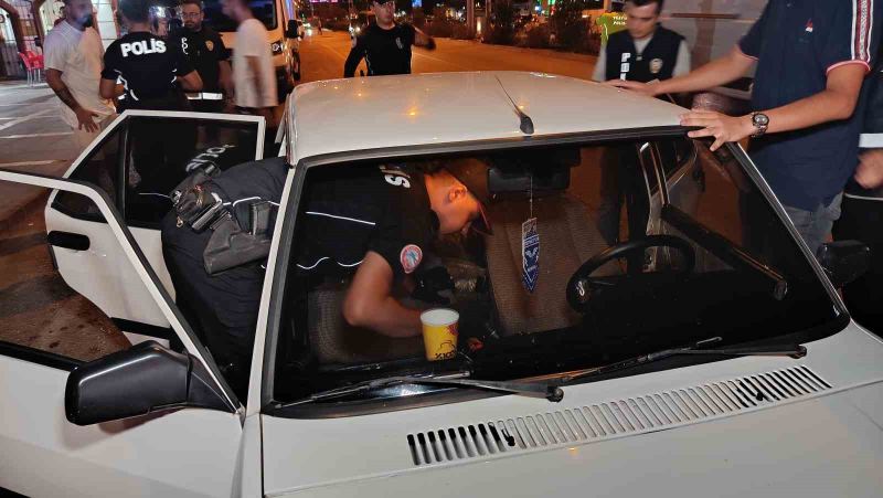 ADANA’DA BİN 594 POLİSİN KATILIMIYLA GERÇEKLEŞTİREN ‘HUZUR VE GÜVEN’ UYGULAMASINDA ÇEŞİTLİ SUÇLARDAN ARANAN 38 KİŞİ YAKALANIRKEN RUHSATSIZ SİLAHLAR DA ELE GEÇİRİLDİ. TRAFİK YÖNÜNDEN İSE 71 SÜRÜCÜYE TOPLAMDA 1 MİLYON 94 BİN TL PARA CEZASI KESİLDİ.