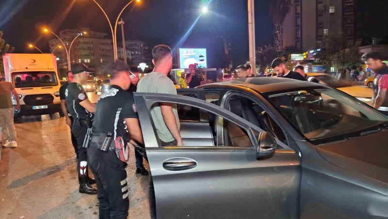 ADANA’DA BİN 594 POLİSİN KATILIMIYLA GERÇEKLEŞTİREN ‘HUZUR VE GÜVEN’ UYGULAMASINDA ÇEŞİTLİ SUÇLARDAN ARANAN 38 KİŞİ YAKALANIRKEN RUHSATSIZ SİLAHLAR DA ELE GEÇİRİLDİ. TRAFİK YÖNÜNDEN İSE 71 SÜRÜCÜYE TOPLAMDA 1 MİLYON 94 BİN TL PARA CEZASI KESİLDİ.