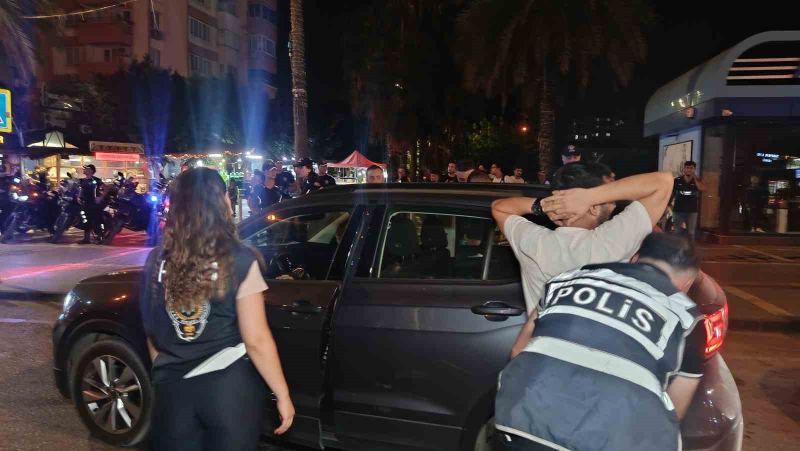 ADANA’DA BİN 594 POLİSİN KATILIMIYLA GERÇEKLEŞTİREN ‘HUZUR VE GÜVEN’ UYGULAMASINDA ÇEŞİTLİ SUÇLARDAN ARANAN 38 KİŞİ YAKALANIRKEN RUHSATSIZ SİLAHLAR DA ELE GEÇİRİLDİ. TRAFİK YÖNÜNDEN İSE 71 SÜRÜCÜYE TOPLAMDA 1 MİLYON 94 BİN TL PARA CEZASI KESİLDİ.