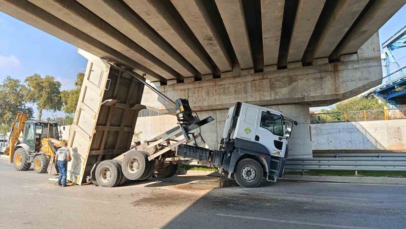 ADANA'DA SEYİR HALİNDEYKEN DAMPERİ AÇILAN ASKİ'YE AİT KAMYON, HIZLI TREN KÖPRÜSÜNÜN ALTINDAN GEÇMEK İSTERKEN KÖPRÜYE TAKILDI