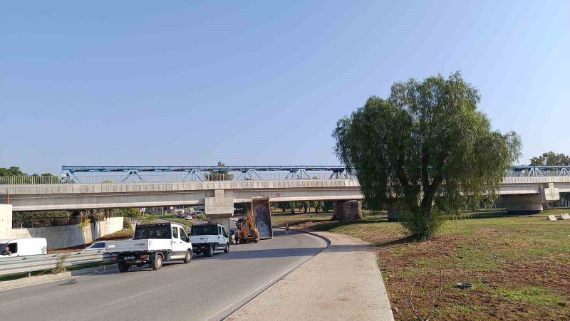 ADANA'DA SEYİR HALİNDEYKEN DAMPERİ AÇILAN ASKİ'YE AİT KAMYON, HIZLI TREN KÖPRÜSÜNÜN ALTINDAN GEÇMEK İSTERKEN KÖPRÜYE TAKILDI