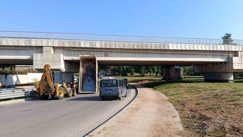 ADANA'DA SEYİR HALİNDEYKEN DAMPERİ AÇILAN ASKİ'YE AİT KAMYON, HIZLI TREN KÖPRÜSÜNÜN ALTINDAN GEÇMEK İSTERKEN KÖPRÜYE TAKILDI