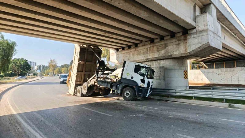 ADANA'DA SEYİR HALİNDEYKEN DAMPERİ AÇILAN ASKİ'YE AİT KAMYON, HIZLI TREN KÖPRÜSÜNÜN ALTINDAN GEÇMEK İSTERKEN KÖPRÜYE TAKILDI