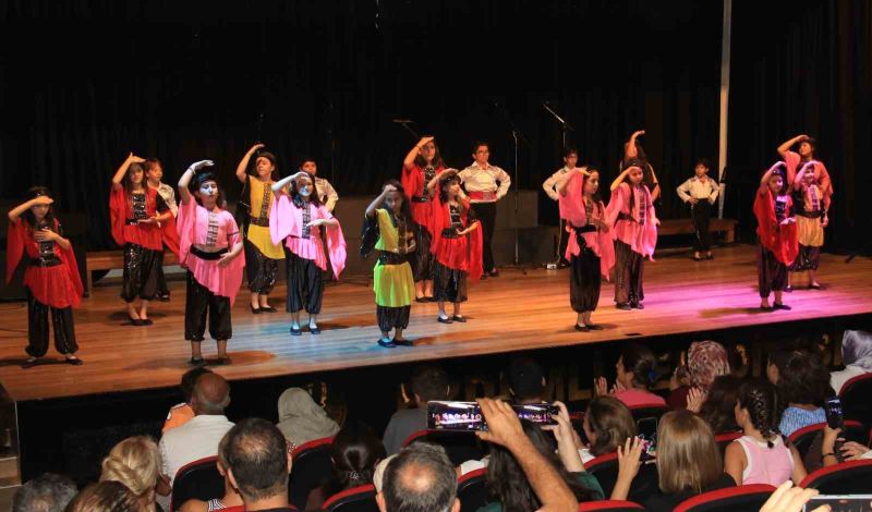 MERSİN'İN ERDEMLİ İLÇESİNDE YAZ KURSLARINDA EĞİTİM ALAN ÇOCUKLAR, GENÇLER VE KADINLAR DÜZENLENEN KONSERDE YETENEKLERİNİ SERGİLEDİ. ÇOCUKLARIN GÖSTERİLERİNDEN KADINLARIN RİTİM GRUBUNA KADAR SAHNELENEN GÖSTERİLER AYAKTA ALKIŞLANDI.