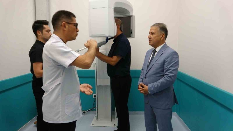 MERSİN ÜNİVERSİTESİ DİŞ HEKİMLİĞİ HASTANESİ, YAPAY ZEKA DESTEKLİ 3 BOYUTLU TOMOGRAFİ, SANAL GERÇEKLİK SİMÜLATÖRÜ VE YENİLENEN LABORATUVARLARIYLA TEKNOLOJİK ALTYAPISINI GÜÇLENDİRDİ.