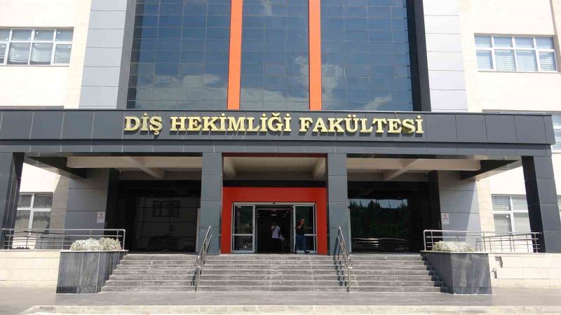 MERSİN ÜNİVERSİTESİ DİŞ HEKİMLİĞİ HASTANESİ, YAPAY ZEKA DESTEKLİ 3 BOYUTLU TOMOGRAFİ, SANAL GERÇEKLİK SİMÜLATÖRÜ VE YENİLENEN LABORATUVARLARIYLA TEKNOLOJİK ALTYAPISINI GÜÇLENDİRDİ.