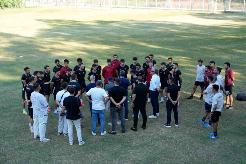 2. LİG’DE MÜCADELE EDEN ADANA 01 FK, YENİ SEZONDA 1. LİG HEDEFİYLE ÇALIŞMALARINI SÜRDÜRÜRKEN, KULÜP BAŞKANI MENDERES KUTLU, TAKIMIN SON İKİ SEZONDA ORTAYA KOYDUĞU MÜCADELEYE DİKKAT ÇEKEREK, “FUTBOLDA HER ŞEYİN PARAYLA DÖNMEDİĞİNİ, YERİ GELDİĞİNDE YÜREKLE OYNANDIĞINI İKİ SENEDİR GÖSTERİYORUZ VE BU SENE DE GÖSTERECEĞİZ” DEDİ.