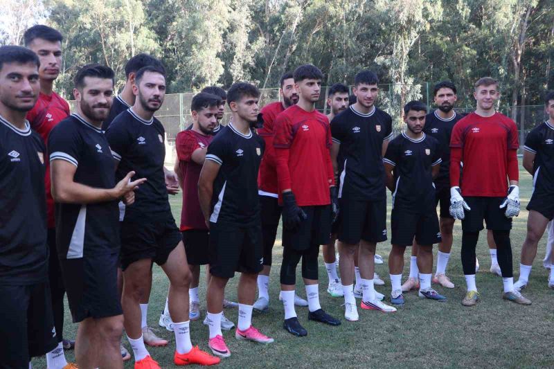 2. LİG’DE MÜCADELE EDEN ADANA 01 FK, YENİ SEZONDA 1. LİG HEDEFİYLE ÇALIŞMALARINI SÜRDÜRÜRKEN, KULÜP BAŞKANI MENDERES KUTLU, TAKIMIN SON İKİ SEZONDA ORTAYA KOYDUĞU MÜCADELEYE DİKKAT ÇEKEREK, “FUTBOLDA HER ŞEYİN PARAYLA DÖNMEDİĞİNİ, YERİ GELDİĞİNDE YÜREKLE OYNANDIĞINI İKİ SENEDİR GÖSTERİYORUZ VE BU SENE DE GÖSTERECEĞİZ” DEDİ.