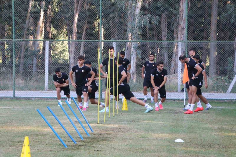 2. LİG’DE MÜCADELE EDEN ADANA 01 FK, YENİ SEZONDA 1. LİG HEDEFİYLE ÇALIŞMALARINI SÜRDÜRÜRKEN, KULÜP BAŞKANI MENDERES KUTLU, TAKIMIN SON İKİ SEZONDA ORTAYA KOYDUĞU MÜCADELEYE DİKKAT ÇEKEREK, “FUTBOLDA HER ŞEYİN PARAYLA DÖNMEDİĞİNİ, YERİ GELDİĞİNDE YÜREKLE OYNANDIĞINI İKİ SENEDİR GÖSTERİYORUZ VE BU SENE DE GÖSTERECEĞİZ” DEDİ.