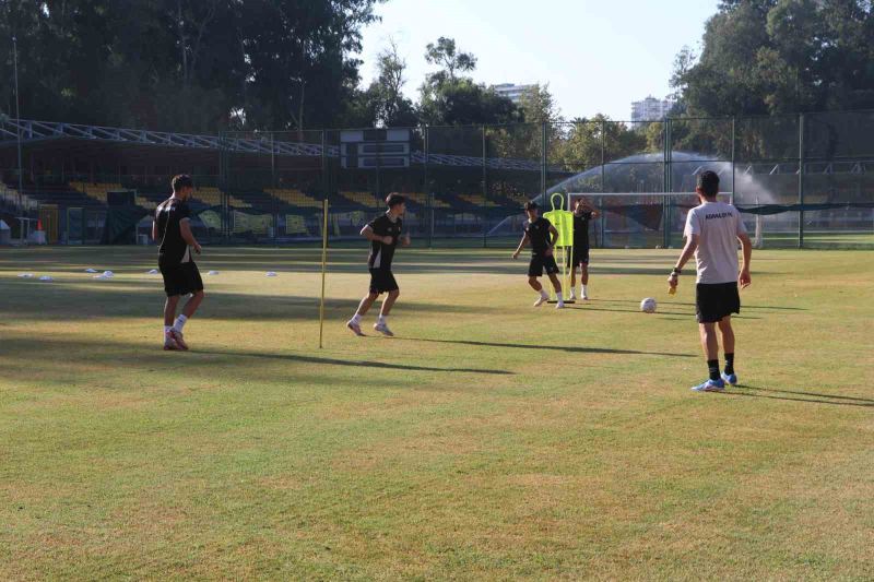 2. LİG’DE MÜCADELE EDEN ADANA 01 FK, YENİ SEZONDA 1. LİG HEDEFİYLE ÇALIŞMALARINI SÜRDÜRÜRKEN, KULÜP BAŞKANI MENDERES KUTLU, TAKIMIN SON İKİ SEZONDA ORTAYA KOYDUĞU MÜCADELEYE DİKKAT ÇEKEREK, “FUTBOLDA HER ŞEYİN PARAYLA DÖNMEDİĞİNİ, YERİ GELDİĞİNDE YÜREKLE OYNANDIĞINI İKİ SENEDİR GÖSTERİYORUZ VE BU SENE DE GÖSTERECEĞİZ” DEDİ.