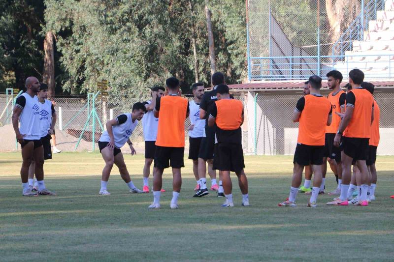 2. LİG’DE MÜCADELE EDEN ADANA 01 FK, YENİ SEZONDA 1. LİG HEDEFİYLE ÇALIŞMALARINI SÜRDÜRÜRKEN, KULÜP BAŞKANI MENDERES KUTLU, TAKIMIN SON İKİ SEZONDA ORTAYA KOYDUĞU MÜCADELEYE DİKKAT ÇEKEREK, “FUTBOLDA HER ŞEYİN PARAYLA DÖNMEDİĞİNİ, YERİ GELDİĞİNDE YÜREKLE OYNANDIĞINI İKİ SENEDİR GÖSTERİYORUZ VE BU SENE DE GÖSTERECEĞİZ” DEDİ.