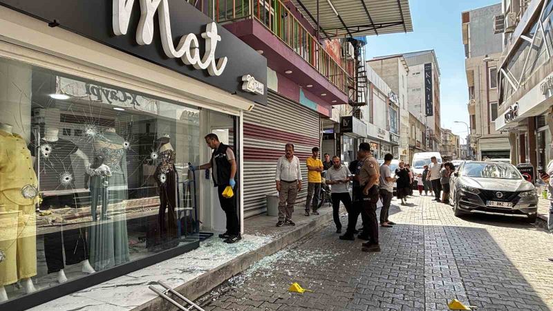 ADANA’DA BİR İŞ YERİNE SİLAHLI SALDIRI DÜZENLENDİ. İŞ YERİNİN CAMINA 9 KURŞUN İSABET EDERKEN POLİS, SALDIRGANI YAKALAMAK İÇİN ÇALIŞMA BAŞLATTI.