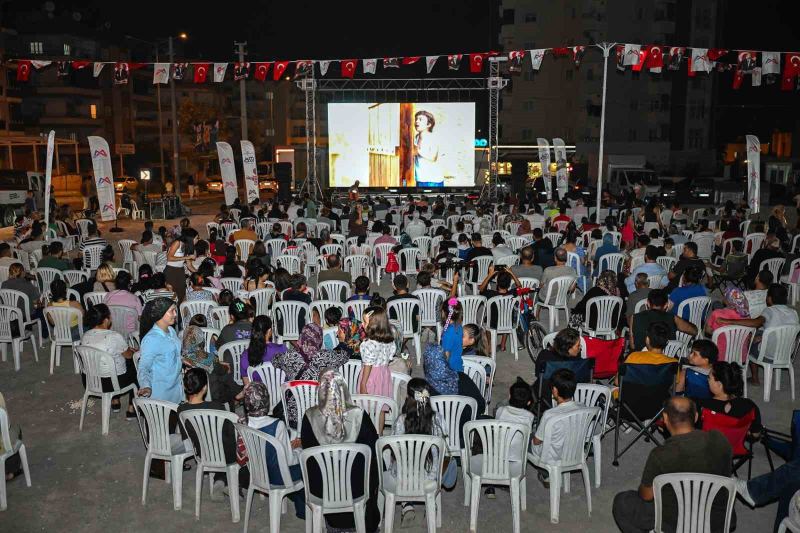 Tarsus’ta açık hava sineması nostaljisi: Mahalle sakinleri beyaz perdede buluştu