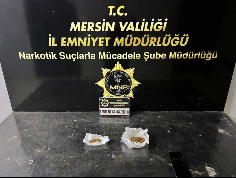 MERSİN'DE UYUŞTURUCU TACİRLERİNE YÖNELİK DÜZENLENEN OPERASYONLARDA GÖZALTINA ALINAN 6 ŞÜPHELİ TUTUKLANIRKEN, ÇEŞİTLİ MİKTARLARDA UYUŞTURUCU MADDE ELE GEÇİRİLDİ.