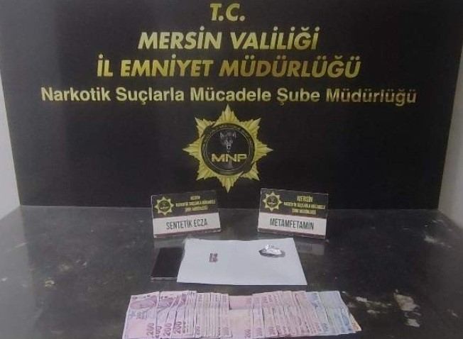MERSİN'DE UYUŞTURUCU TACİRLERİNE YÖNELİK DÜZENLENEN OPERASYONLARDA GÖZALTINA ALINAN 6 ŞÜPHELİ TUTUKLANIRKEN, ÇEŞİTLİ MİKTARLARDA UYUŞTURUCU MADDE ELE GEÇİRİLDİ.