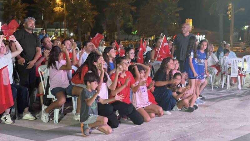 A MİLLİ KADIN VOLEYBOL TAKIMI’NIN AVRUPA ŞAMPİYONASI FİNALİNDE İTALYA’YI 3-2 MAĞLUP EDEREK ŞAMPİYONLUĞA ULAŞMASI, OSMANİYE’DE VATANDAŞLAR TARAFINDAN BÜYÜK COŞKUYLA TAKİP EDİLDİ.
