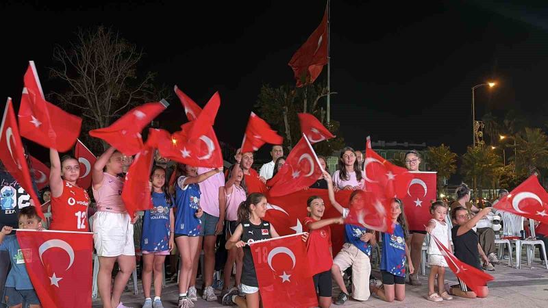 A MİLLİ KADIN VOLEYBOL TAKIMI’NIN AVRUPA ŞAMPİYONASI FİNALİNDE İTALYA’YI 3-2 MAĞLUP EDEREK ŞAMPİYONLUĞA ULAŞMASI, OSMANİYE’DE VATANDAŞLAR TARAFINDAN BÜYÜK COŞKUYLA TAKİP EDİLDİ.