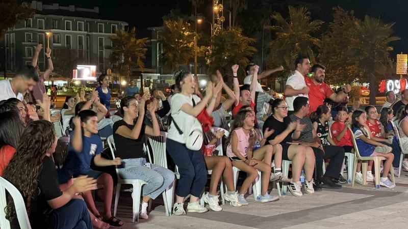 A MİLLİ KADIN VOLEYBOL TAKIMI’NIN AVRUPA ŞAMPİYONASI FİNALİNDE İTALYA’YI 3-2 MAĞLUP EDEREK ŞAMPİYONLUĞA ULAŞMASI, OSMANİYE’DE VATANDAŞLAR TARAFINDAN BÜYÜK COŞKUYLA TAKİP EDİLDİ.