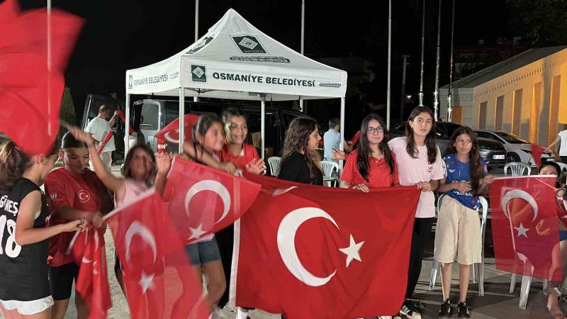 A MİLLİ KADIN VOLEYBOL TAKIMI’NIN AVRUPA ŞAMPİYONASI FİNALİNDE İTALYA’YI 3-2 MAĞLUP EDEREK ŞAMPİYONLUĞA ULAŞMASI, OSMANİYE’DE VATANDAŞLAR TARAFINDAN BÜYÜK COŞKUYLA TAKİP EDİLDİ.
