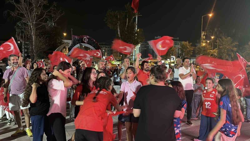 A MİLLİ KADIN VOLEYBOL TAKIMI’NIN AVRUPA ŞAMPİYONASI FİNALİNDE İTALYA’YI 3-2 MAĞLUP EDEREK ŞAMPİYONLUĞA ULAŞMASI, OSMANİYE’DE VATANDAŞLAR TARAFINDAN BÜYÜK COŞKUYLA TAKİP EDİLDİ.