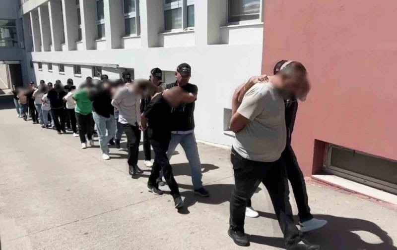 Evlerinden uyuşturucular ve silahlar çıktı: 9 şüpheli tutuklandı